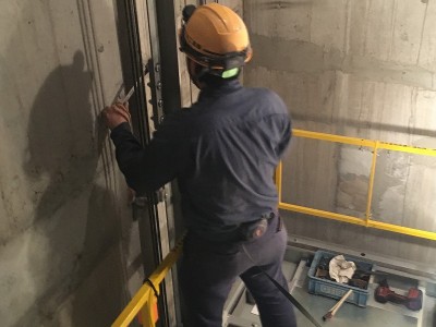 日栄工業作業員 作業風景